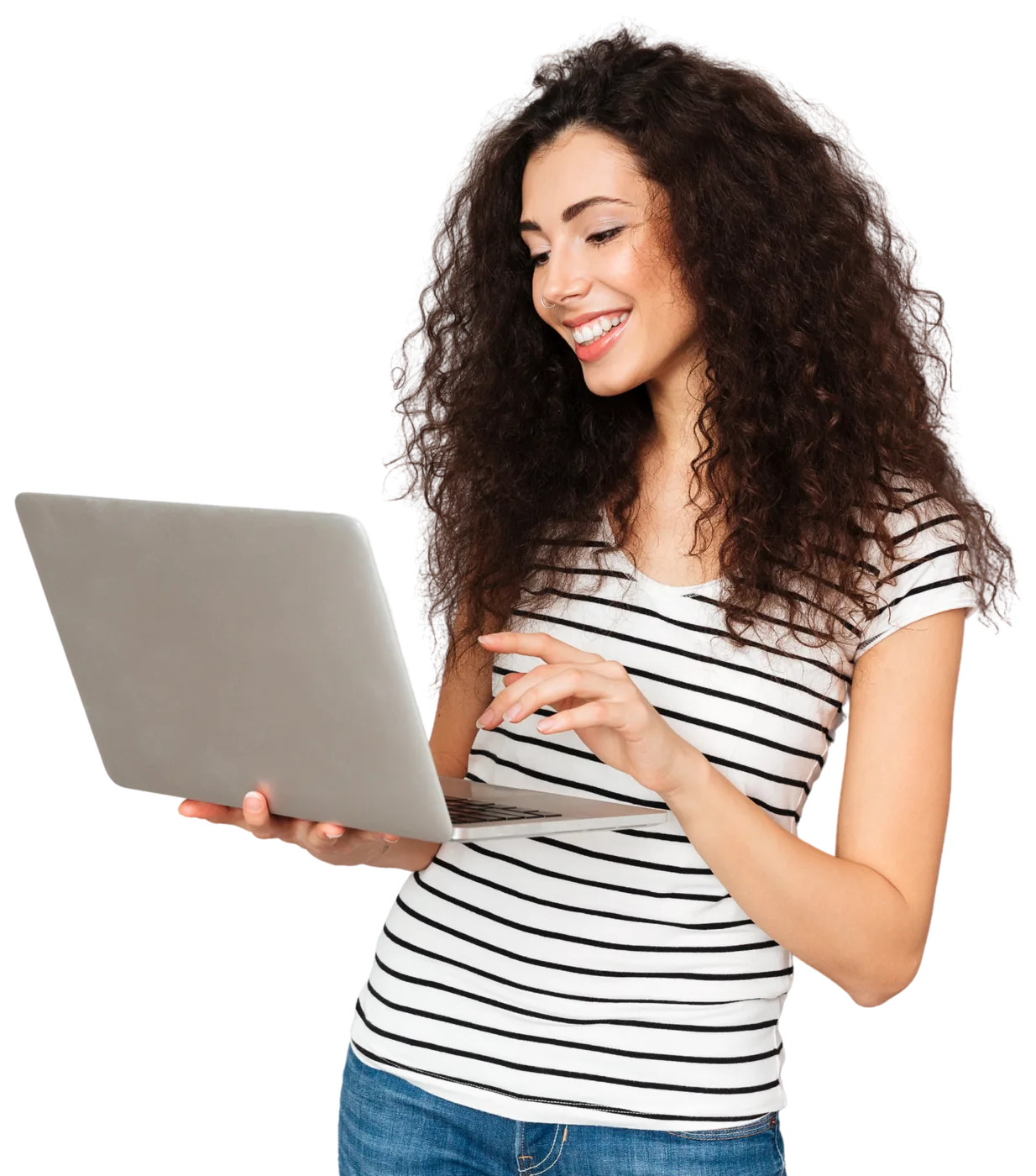 Profissional sorrindo enquanto trabalha no notebook, representando o atendimento da Axxis