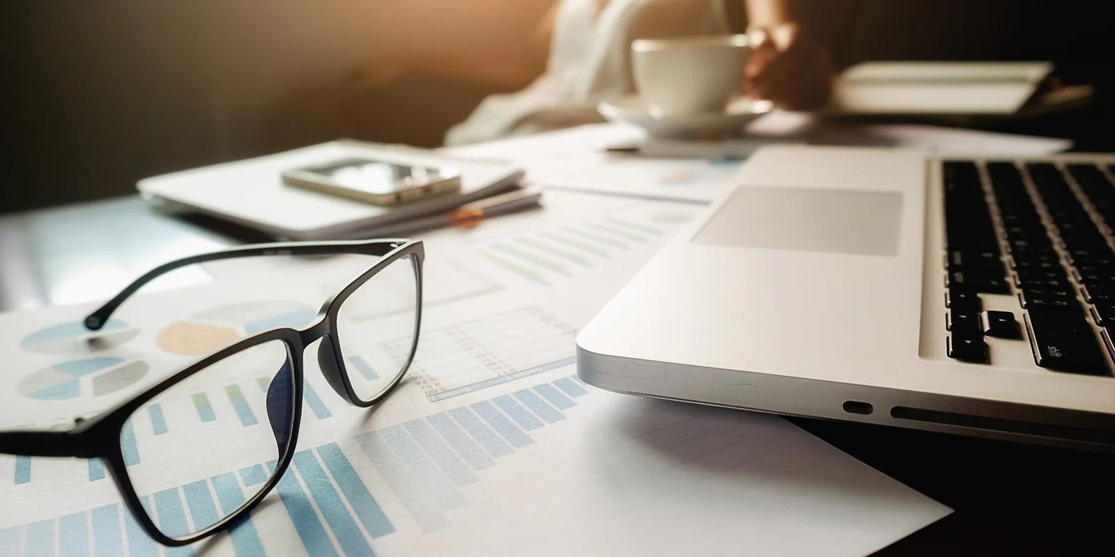 Profissional de tecnologia acompanhando o calendário de obrigações da empresa