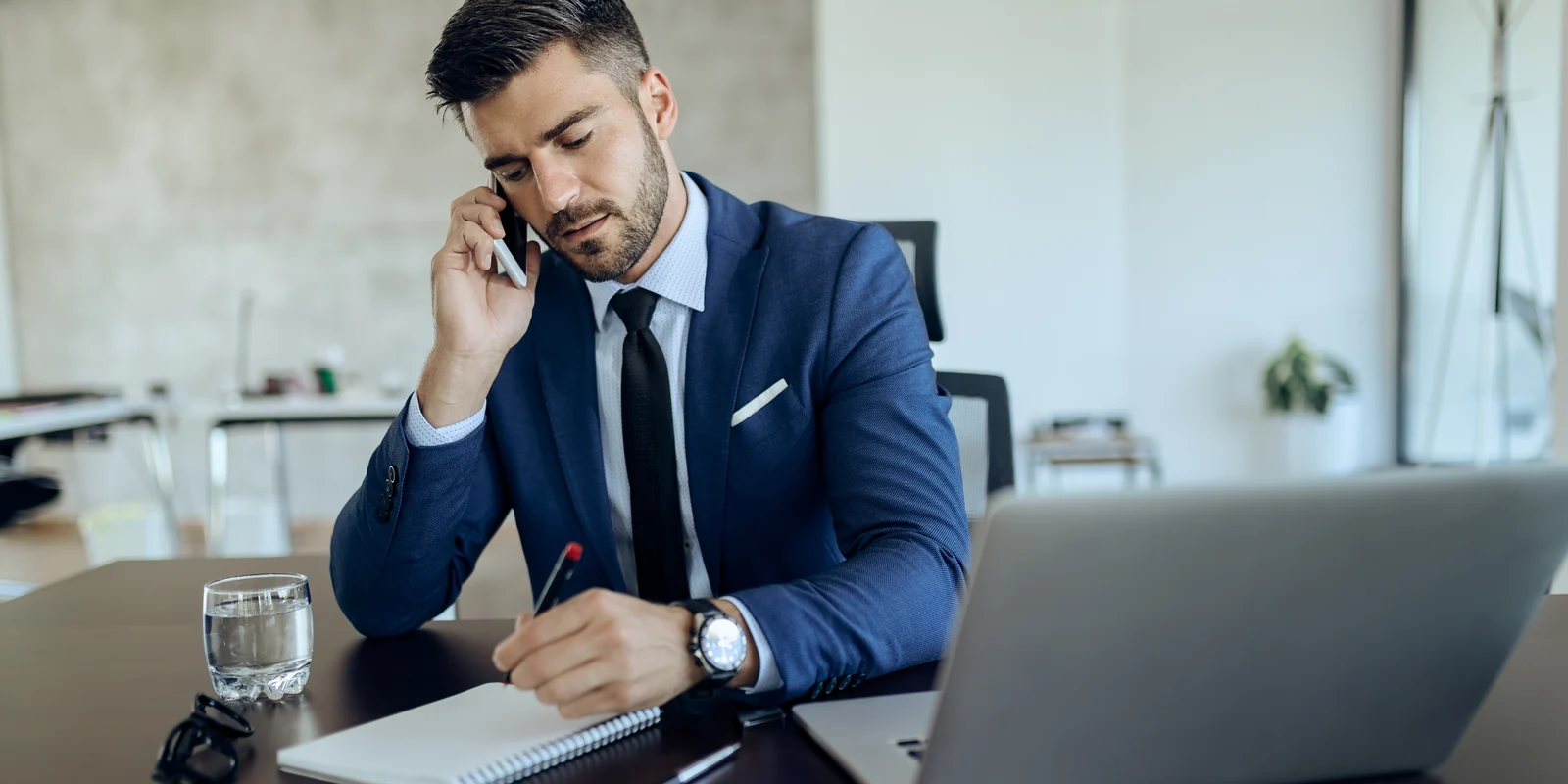 Sócia de uma empresa de serviços organizando as próprias retiradas no notebook