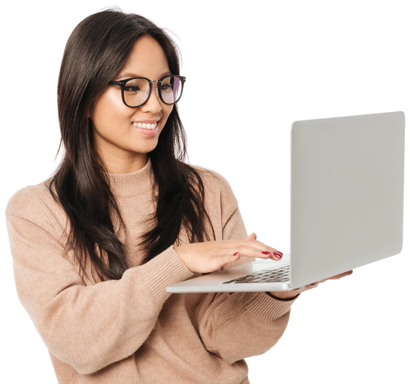 Profissional sorrindo enquanto trabalha no notebook, representando o atendimento da Axxis