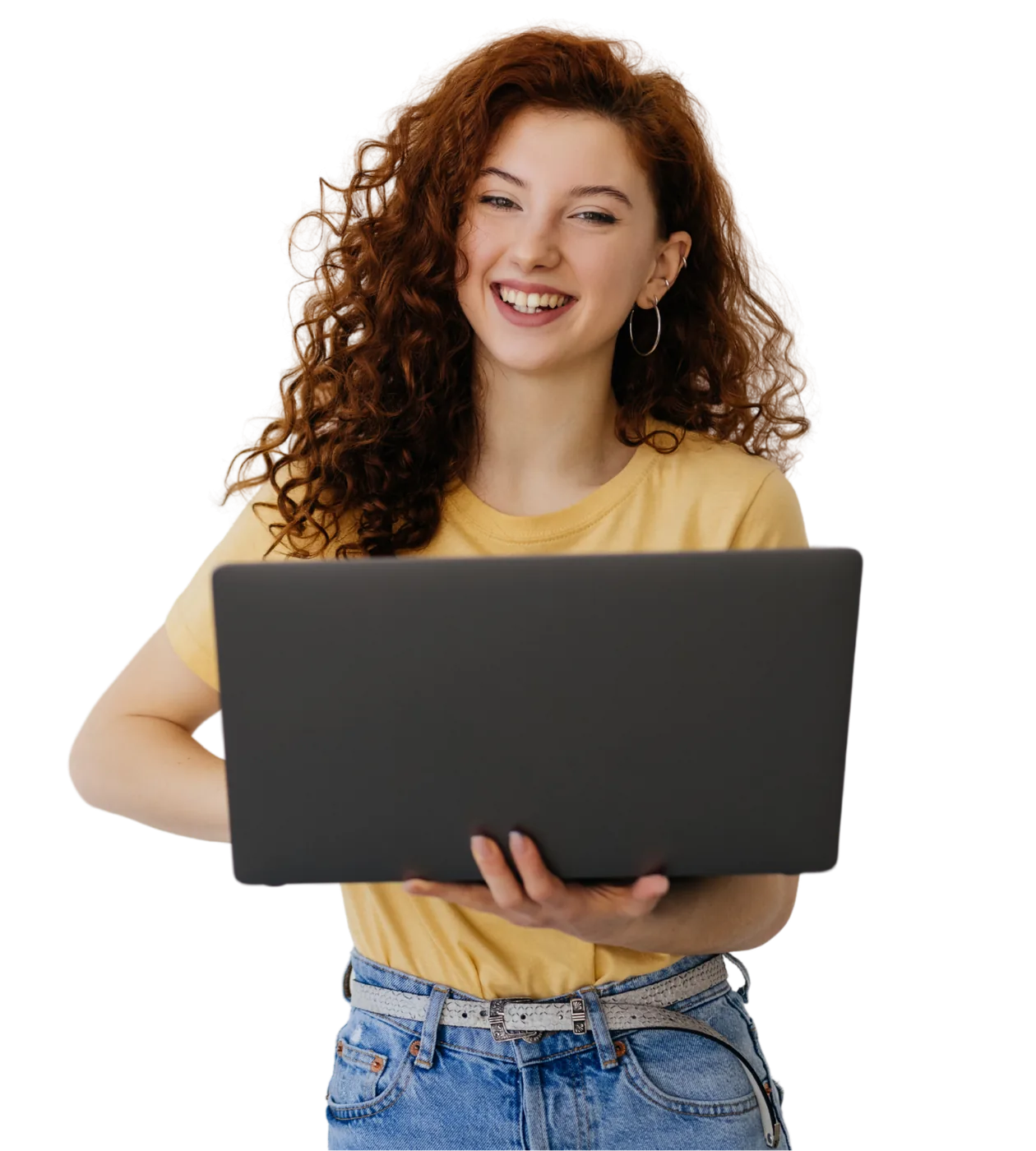 Pessoa sorrindo usando notebook, representando o atendimento da Axxis