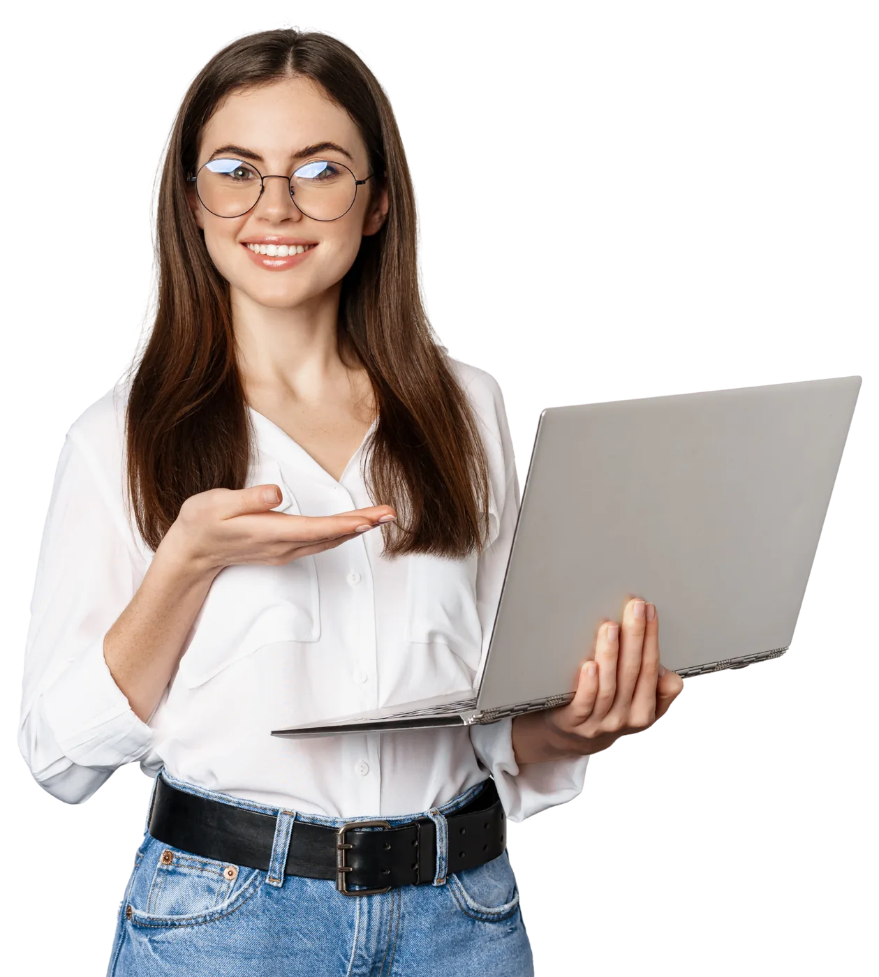 Profissional sorrindo enquanto acompanha a rotina da empresa pelo notebook