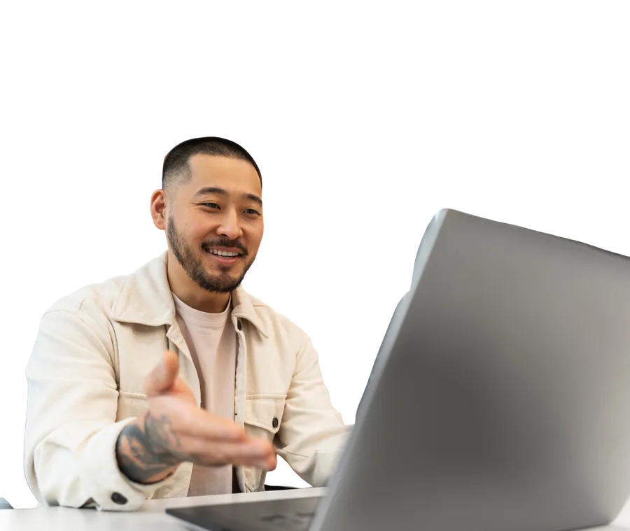 Consultora sorrindo de braços cruzados, representando serviços de consultoria e treinamento