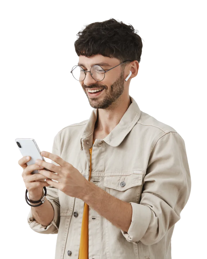 Profissional liberal sorrindo enquanto usa o celular