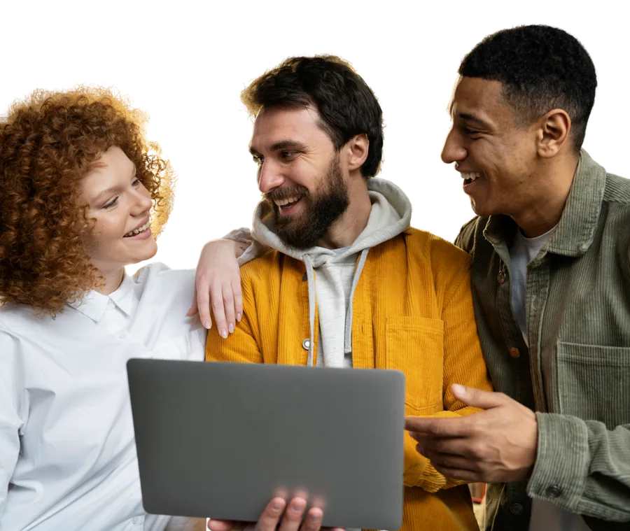 Profissional de marketing sorrindo enquanto trabalha no notebook