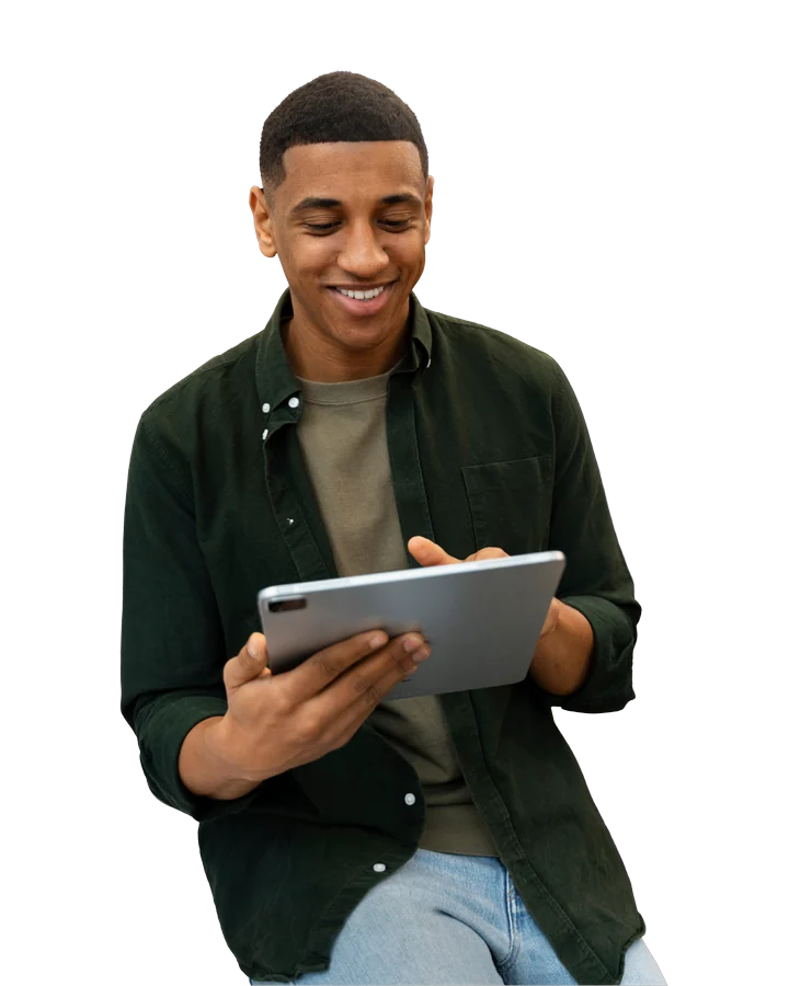 Profissional de tecnologia sorrindo enquanto usa um tablet
